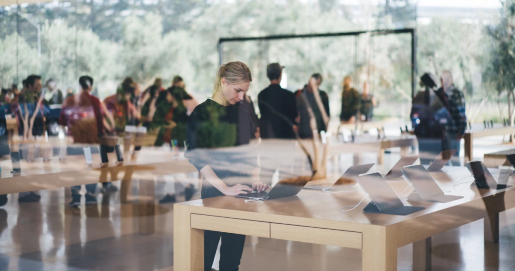 Store mit jungen Menschen beim Kauf und Testen von Notebooks