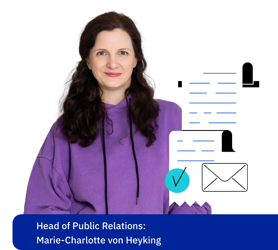 Marie-Charlotte von Heyking vor Newsletter-Illustration mit Briefumschlag und Dokumenten, Newsletter-Anmeldung, Home-Seite