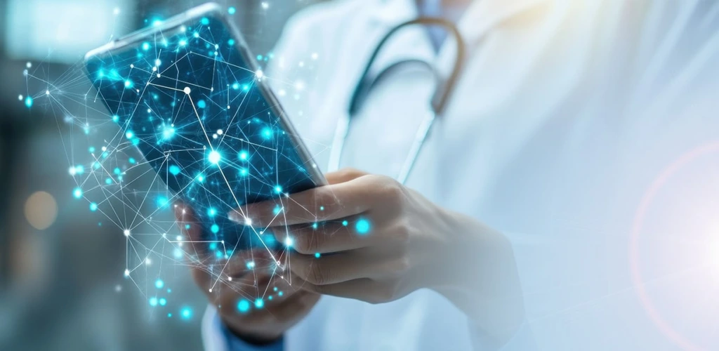 Arzt mit Stethoskop hält Smartphone, digitales Netzwerk und leuchtende Vernetzungspunkte symbolisieren Telemedizin und Digital Health