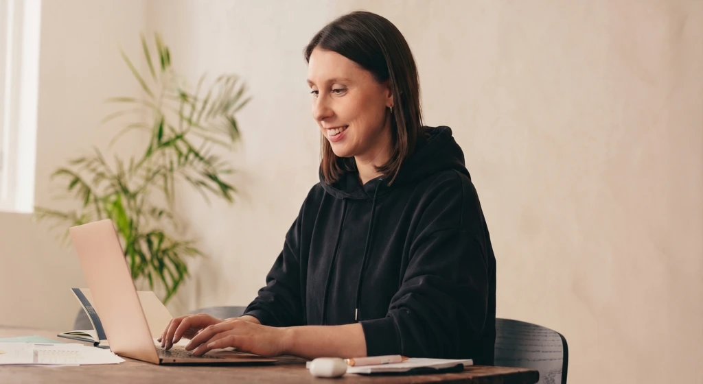 Jennifer Drechsler am Schreibtisch beim Beantworten von Mails