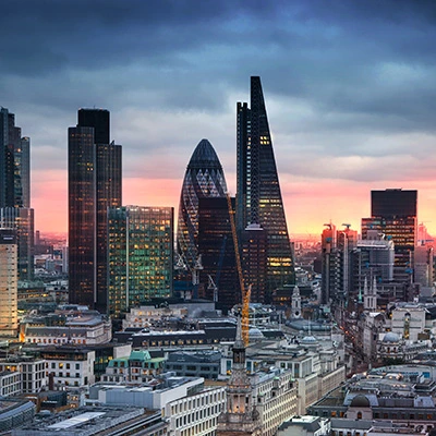 Skyline von London bei Sonnenuntergang mit Gherkin, The Leadenhall Building und modernen Wolkenkratzern