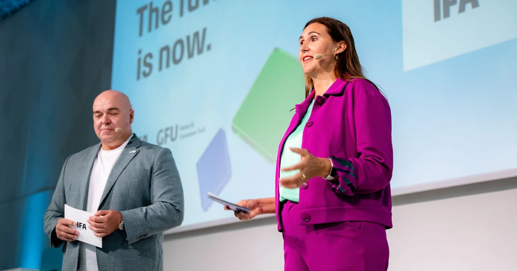 Leif Linder und Carine Chardon bei der Eröffnung des IFA Kick-Offs 2026
