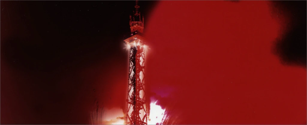 Nahaufnahme eines beleuchteten Funk- oder Sendeturms vor rotem Hintergrund, IFA Historie 2000–2009