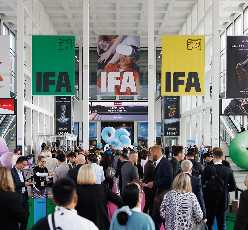 Eingang in der Messe Berlin zur IFA 2025 mit Publikum und Fahnen