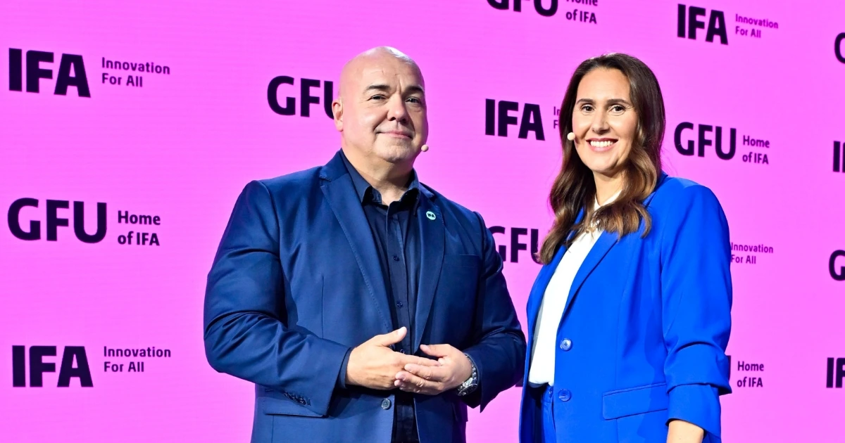 Carine Chardon und Leif Lindner auf der IFA Bühne zur Eröffnungspressekonferenz 2026