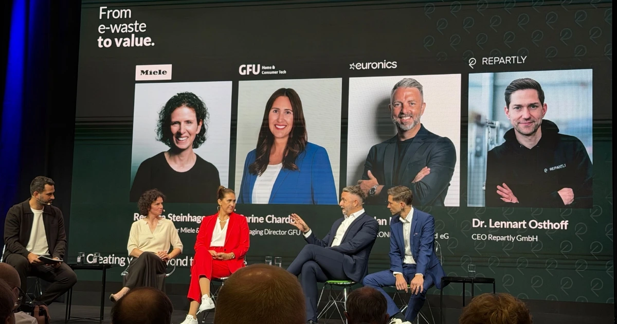 Podiumsdiskussion auf der IFA 2026 mit fünf Panelteilnehmern vor großer Leinwand mit Sprechern und Firmenlogos