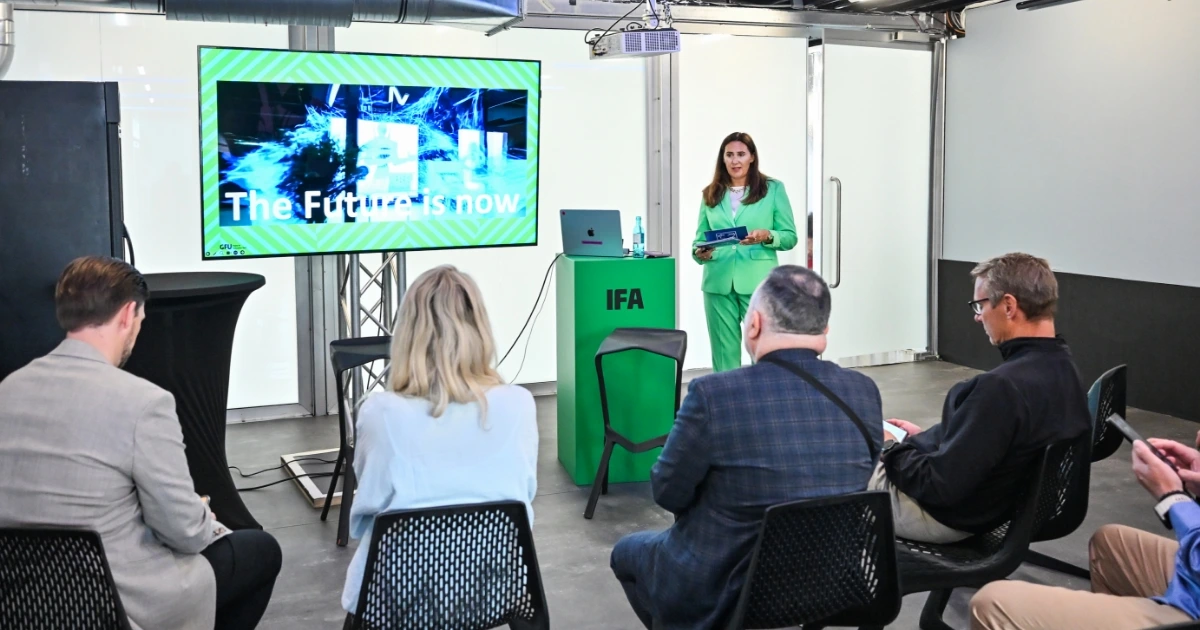 Moderatorin in grün präsentiert vor Publikum und Bildschirm mit Schriftzug ‚The Future is now‘ bei IFA-Session