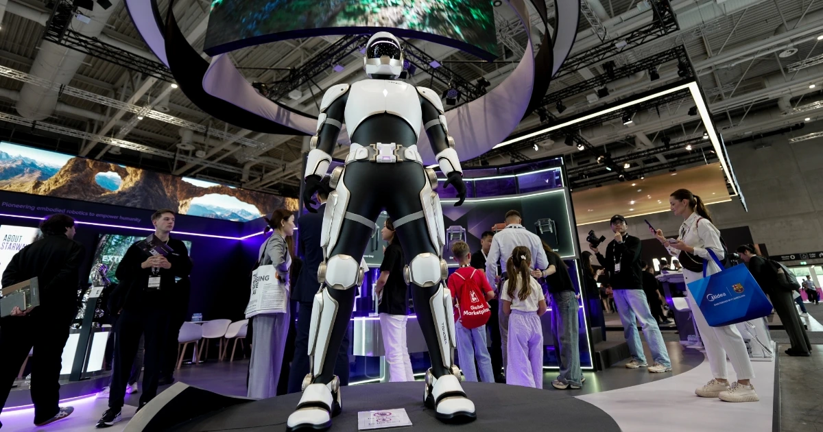 Roboter auf der IFA 2026 in Berlin in einer Messehalle mit Besuchern